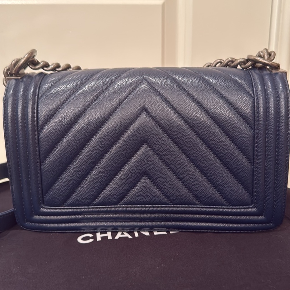 Chanel NAVY CAVIAR Boy bag with gunmetal hardware - Picture 5 of 8